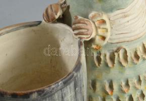 Kiss Roóz Ilona (1920-2010): Díszváza, kaspó figurával. Mázas kerámia, kézzel festett, jelzett, hibá...