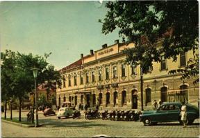1965 Békéscsaba, Csaba szálloda, automobil, motorkerékpár. Képzőművészeti Alap. Foto Bakonyi (szakadás / tear)