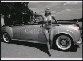 cca 1988 "Karosszériák fényezve", szolidan erotikus felvétel, 1 db modern nagyítás, jelzés nélkül, 15x21 cm