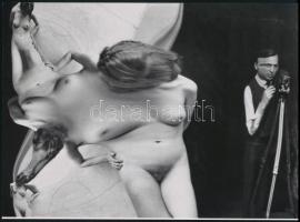 1933 Kertész Andor (később André Kertész) (1894-1985) magyar (később francia - amerikai) fotóművész felvétele (Torzítások sorozatból a 91.sz.), 1 db modern nagyítás, jelzés nélkül, a felvétel egyben önarckép is, 15x21 cm