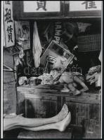 cca 1952 Henri Cartier-Bresson (1908-2004) francia fotóriporter, fotóművész felvétele (Hong-Kong-i szieszta), 1 db modern nagyítás jelzés nélkül, 21x15 cm