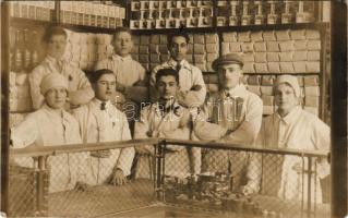 Üzlet belső, személyzettel / shop interior with staff. photo (fl)