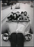 cca 1934 Doisneau, Robert (1912-1994) francia fotóriporter és fotóművész felvétele (Autós társaság), 1 db modern nagyítás, jelzés nélkül, 21x15 cm