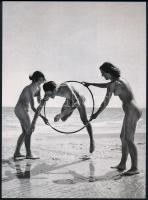 cca 1955 "Tengerparti akrobaták", szolidan erotikus felvétel, 1 db modern nagyítás, jelzés nélkül, 15x21 cm