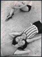 cca 1933 Munkácsi Márton (1896-1963) magyar - amerikai fotóriporter és fotóművész felvétele (Napozók a strand homokján), 1 db modern nagyítás, jelzés nélkül, 21x15 cm
