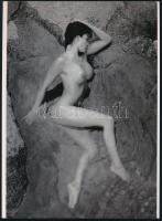 cca 1971 "Szandra szundikál a sekély vízben", szolidan erotikus felvétel, 1 db modern nagyítás, jelzés nélkül, 21x15 cm