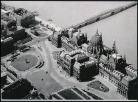 cca 1955 Budapest, a Kossuth tér és a Kossuth híd légi felvételen, 1 db modern nagyítás, jelzés nélkül, 15x21 cm