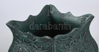 Öntöttvas kaspó. Négy lábbal, növényi ornamentikával díszített, hibátlan, masszív, nehéz, 21x21x20 c...