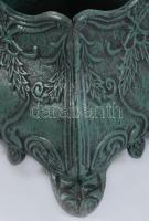 Öntöttvas kaspó. Négy lábbal, növényi ornamentikával díszített, hibátlan, masszív, nehéz, 21x21x20 c...