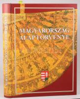 Magyarország alaptörvénye. (2011. április 25.) Díszkiadás. Bp., 2011, Magyar Közlöny, 215+[1] p. Kiadói kartonált papírkötés. Számozott (787./1000) példány.