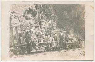 Vaskoh, Vaskóh, Coh, Vascau; erdei vasúti kocsi, bányavasút, iparvasút, kirándulók csoportképe / forest mine railway, industrial railway, hikers' group. photo (fl)