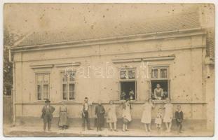 Nagyszalonta, Salonta; család a ház előtt. Zsák felvétele / family members in front of the house. photo (lyuk / pinhole)