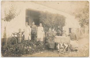 Nagyszalonta, Salonta; család a kertben, kerékpár. Zsák felvétele / family members in the garden, bicycle. photo (lyukak / pinholes)