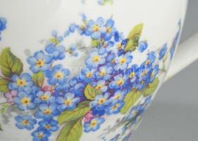 Antik Zsolnay tejfölös bögre, jelzett, m: 13 cm