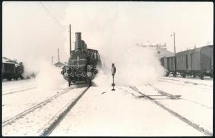 Sopron, érkező mozdony a Déli pályaudvaron, pecséttel jelzett fotó, Tóth Sándor felvétele, 9×14 cm