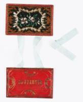 cca 1890-1910 Táncrend borító, egyik oldalán gyöngyfűzéses díszítéssel, részben levált szalagokkal, 5,5x8,5 cm