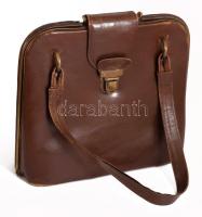Régi bőr női táska, belül jelzett (Camel finom bőráruk, Bp., VI., Teréz körút 7.), korának megfelelő kopásokkal, 23x26x9 cm