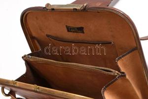 Régi bőr női táska, belül jelzett (Camel finom bőráruk, Bp., VI., Teréz körút 7.), korának megfelelő...