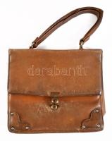 Régi bőr női kézitáska, kissé viseltes állapotban, kopásokkal, bélés kissé sérült, tintafoltos, kb. 18x20 cm