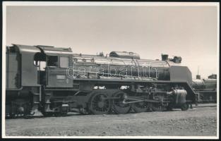 1966 RENFE 2-8-2 gőzmozdony Spanyolországban, hátoldalon feliratozott fotó, 9×14 cm