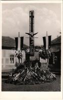 1942 Szécsény, Rákóczi emlékoszlop magyar zászlókkal és koszorúkkal, Jászai sütöde. Vadász foto