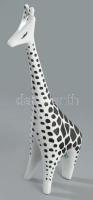 Hollóházi art deco zsiráf. Terv.: Grunda Károly. Kézzel festett, jelzett, füle ragasztott, m: 20 cm