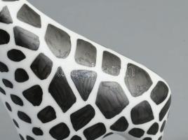 Hollóházi art deco zsiráf. Terv.: Grunda Károly. Kézzel festett, jelzett, füle ragasztott, m: 20 cm