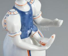 Hollóházi Nő galambbal. Terv.: J. Seregély Márta. Jelzett, kézzel festett, hibátlan, m: 20 cm