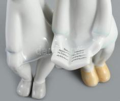 Hollóházi olvasó lányok. Terv.: Káldor Aurél. kézzel festett, jelzett, hibátlan. m: 14 cm