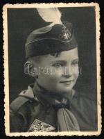 cca 1930-1940 Cserkészfiú darutollas sapkában, fotó, 9x6,5 cm