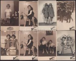 cca 1930-1940 Gyerekeket ábrázoló fotólapok, 10 db, Mosoly Albuma (V., Szent István krt. 12.), 13,5x8,5 cm + 1910 Kisgyermek portréja, 2 db vizitkártya Balog Hugó budapesti műterméből, 10,5x6,5 cm