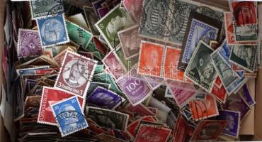 Több ezer darab Deutsches Reich bélyeg dobozban ömlesztve, főleg pecsételtek