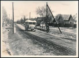 Kistarcsai buszjárat megindulása, hátoldalon feliratozott reprodukciós fotó, 13×18 cm