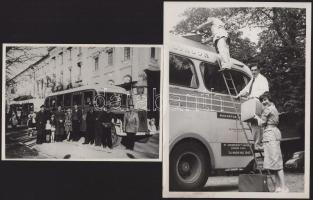 Régi autóbuszok, 2 db fotó, egyiken MÁVAUT, másikon a Londonból Delhibe, Indiába tartó járat, mely utazási ideje 23 napot vett igénybe 27 utassal, hátoldalon feliratozott sajtófotó, felületén törésnyom, 13×18 és 22×16,5 cm