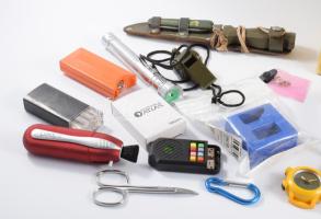 Kis doboznyi vegyes bolha tétel, közte síp, bicska, stb