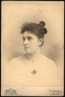 cca 1890 Női portré, kabinetfotó I. Carposio fiumei műterméből, a hátoldalon nevesítve, 16,5x10,5 cm