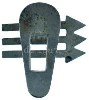 1938-1940 k. "Vasfront" három nyilat ábrázoló fém gomblyukjelvény (20x11mm) T:AU