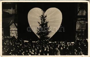 1940 Budapest, Ganz waggongyár nagygépműhelye, Ganz vállalat karácsonyfája a visszacsatolt községek neveit feltüntető szívdíszekkel. Irredenta propaganda. Ganz és Társa R. T., Szigeti Bp. (kopott sarkak / worn corners)