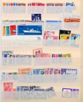 Több száz tengerentúl bélyeg, közte postatiszták, sorok is közepesnél szélesebb 10 lapos berakóban