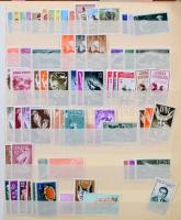 Több száz tengerentúl bélyeg, közte postatiszták, sorok is közepesnél szélesebb 10 lapos berakóban