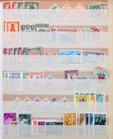 Több száz tengerentúl bélyeg, közte postatiszták, sorok is közepesnél szélesebb 10 lapos berakóban