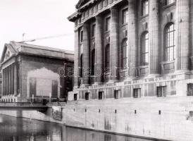 Basilico, Gabriele: Berlin. London, 2002, Thames &amp; Hudson. Kiadói kartonált kötés, sok képpe...