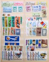 Magyar tétel 1900-tól, benne kb 2.600 db bélyeg, 17 lapos A4-es berakóban