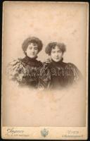 cca 1910 Czullik lányok, Czullik Betti és Inez, a Liechtenstein hercegi kertek igazgatója lányainak fotója, keméyhátú fotó Victor Angerer bécsi műterméből, a felületén kis foltokkal, 16,5×10,5 cm