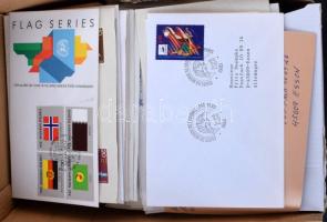 700 - 800 db vegyes külföldi, javarészt modern küldemény, FDC dobozban
