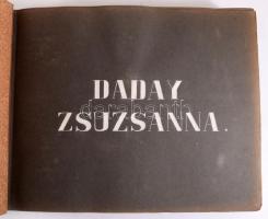 Daday Zsuzsanna kézműves/kézimunka albuma, 22 oldalon különféle hímzett, horgolt, stb. tárgyakkal, v...