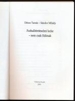Dénes Tamás - Sándor Mihály: Futball - történelmi lecke - nem csak fiúknak. 2003, Viktória Kiadó. 24...