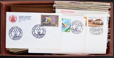 Erős doboz benne magyar FDC-k, CM-ek, küldemények, angol, USA és egyéb külföldi bélyegek pergamen tasakokba válogatva továbbá üres pergamen tasakok és egyéb kellékek