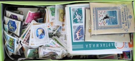 Kis cipős doboz benne áttekinthetetlen magyar és külföldi anyag, a tetején rengeteg főleg magyar postatiszta blokk és a 90-es évek postatiszta bélyeg