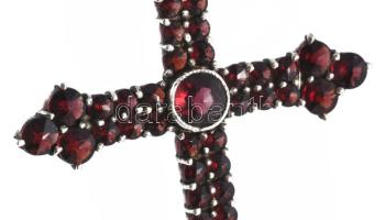 Antik ezüst (Ag) kereszt medál, cseh gránátokkal kirakva, jelzés nélkül, cca 5,5x4 cm